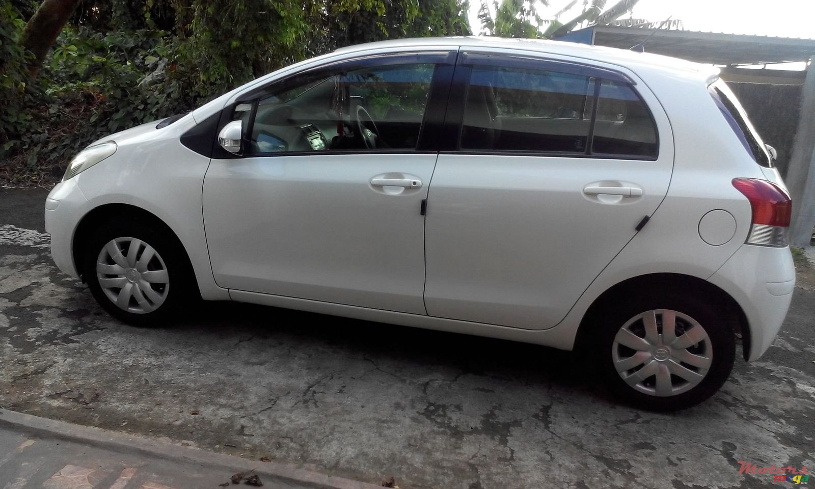 2010' Toyota Vitz photo #3