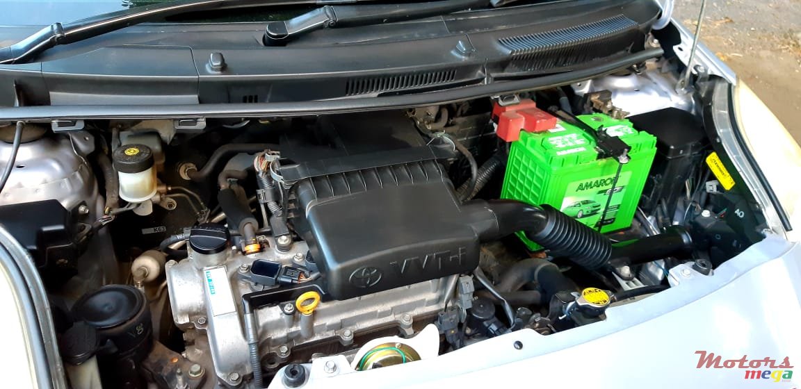 2009' Toyota Vitz photo #1