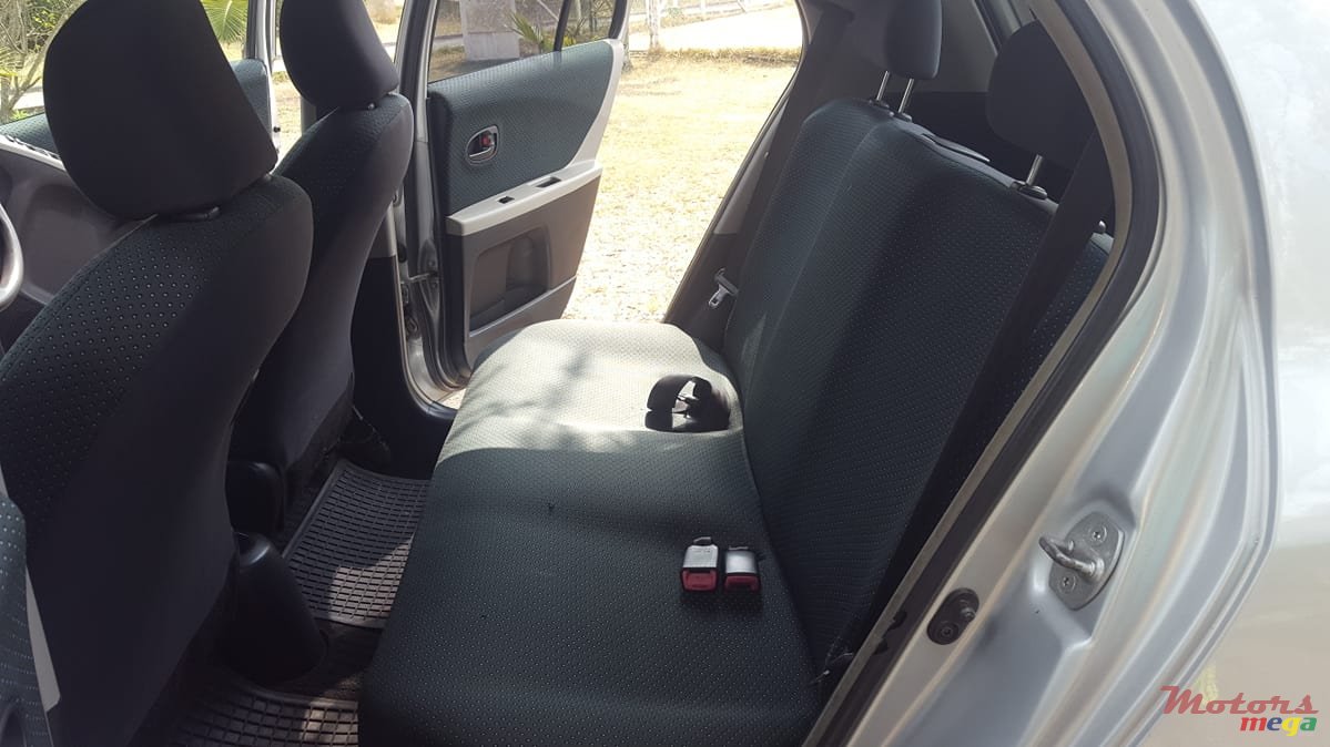 2005' Toyota Vitz photo #7