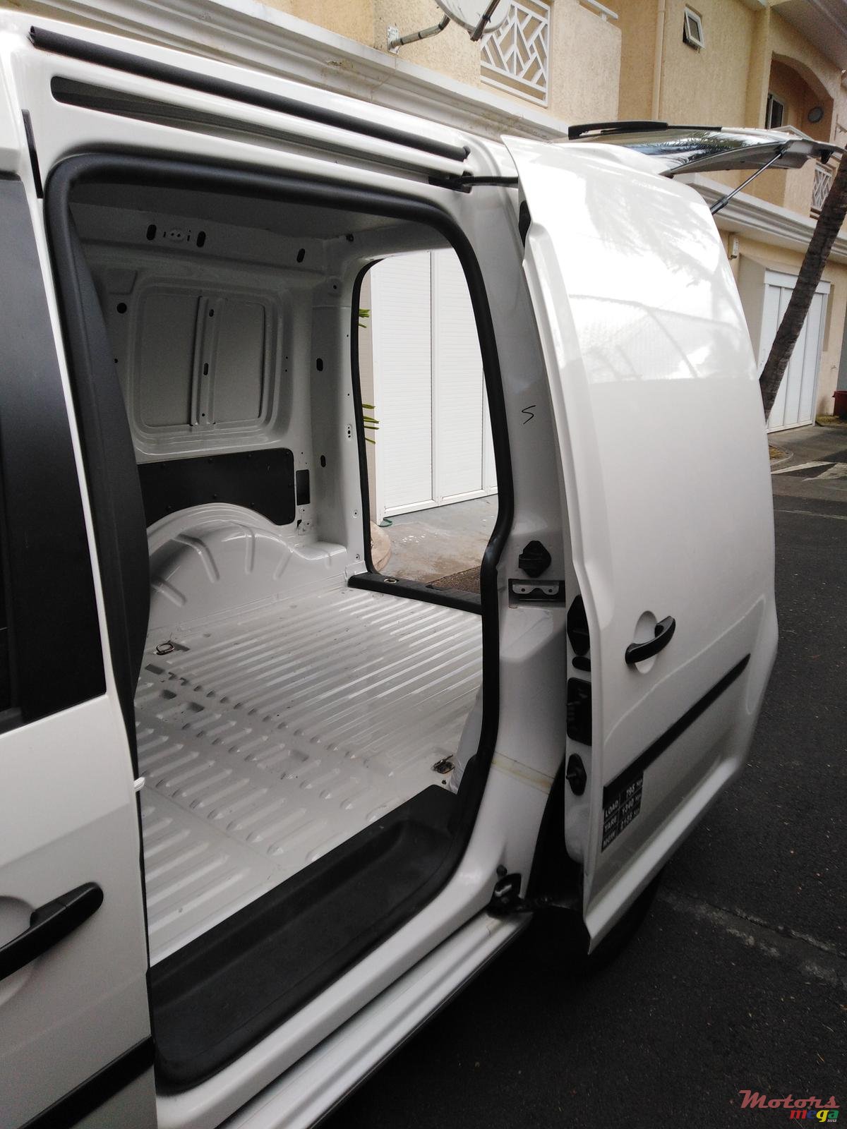 2018' Volkswagen Caddy cargo Panel Van photo #3