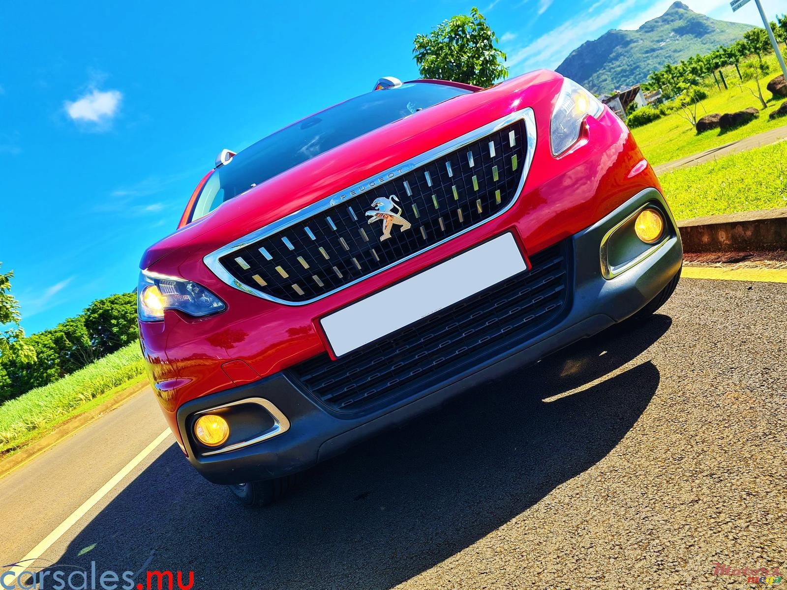 2018' Peugeot 2008 1.2 Hatchback photo #1