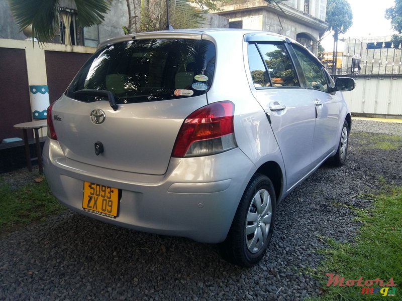 2009' Toyota Vitz photo #2