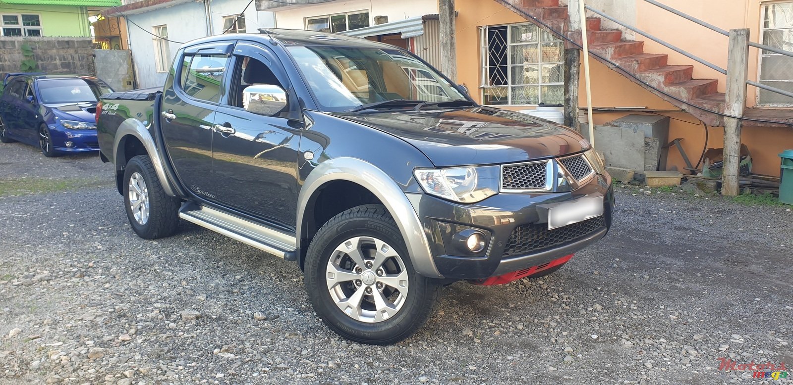 2011' Mitsubishi L200 Sportero photo #1