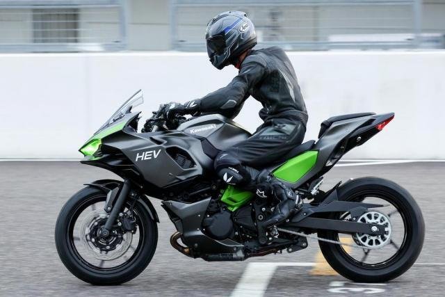 Les motos électrique et hybride Kawasaki en démonstration au Japon