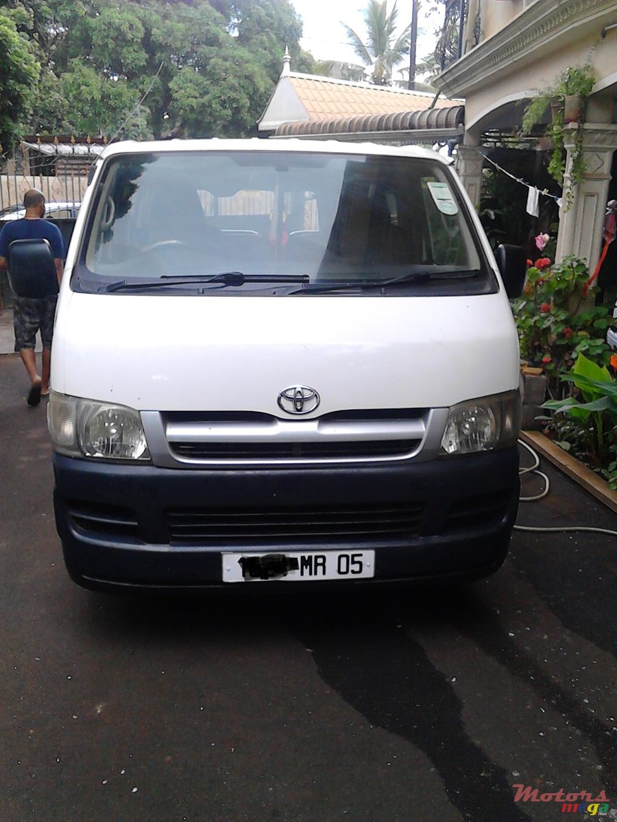 2005' Toyota HiAce photo #1