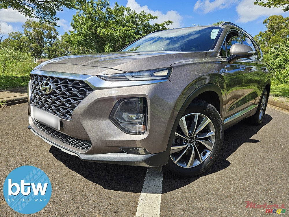 2018' Hyundai Santa Fe photo #2