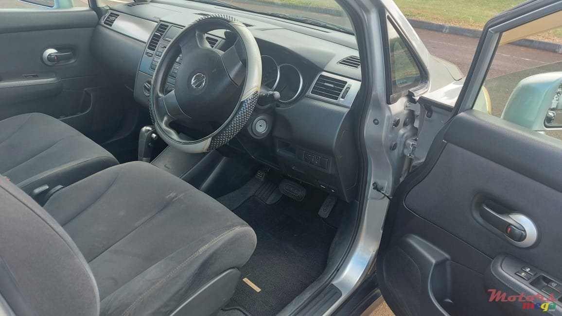 2006' Nissan Tiida photo #2