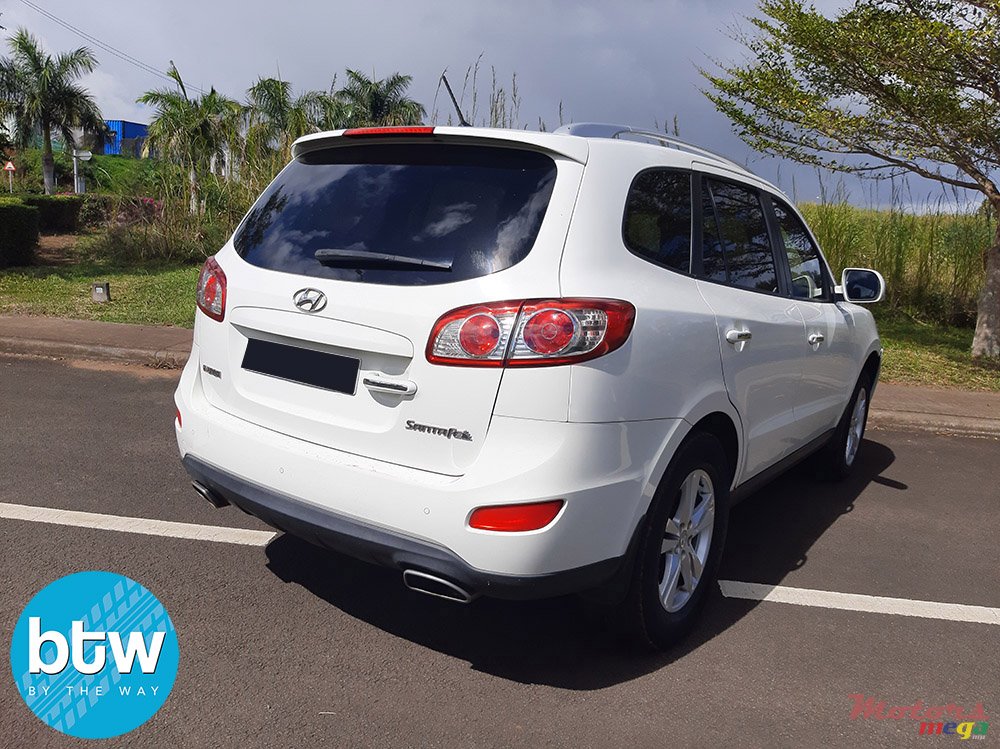 2011' Hyundai Santa Fe photo #3