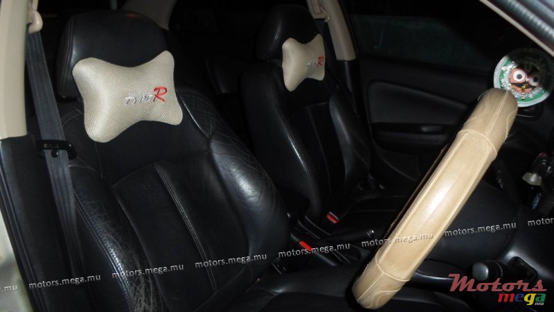 2004' Nissan photo #7