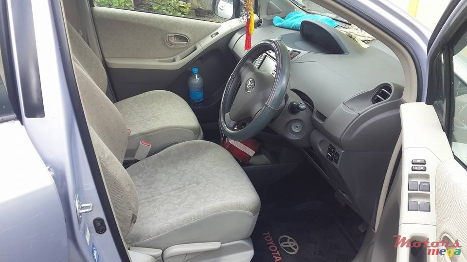 2010' Toyota Vitz photo #7