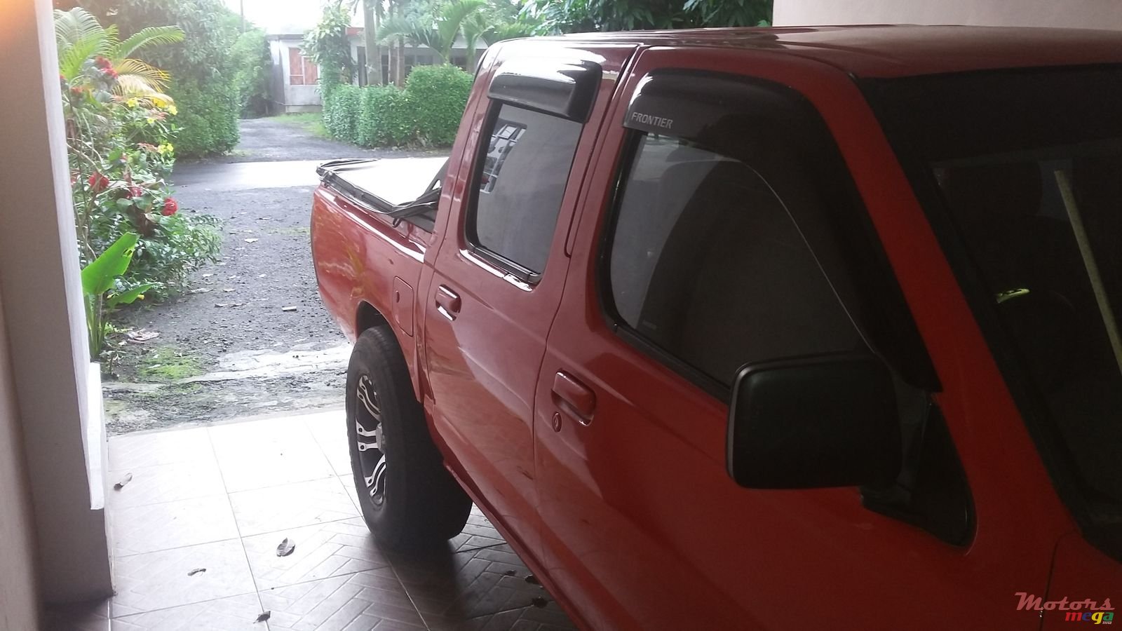 2000' Nissan Hardbody photo #2