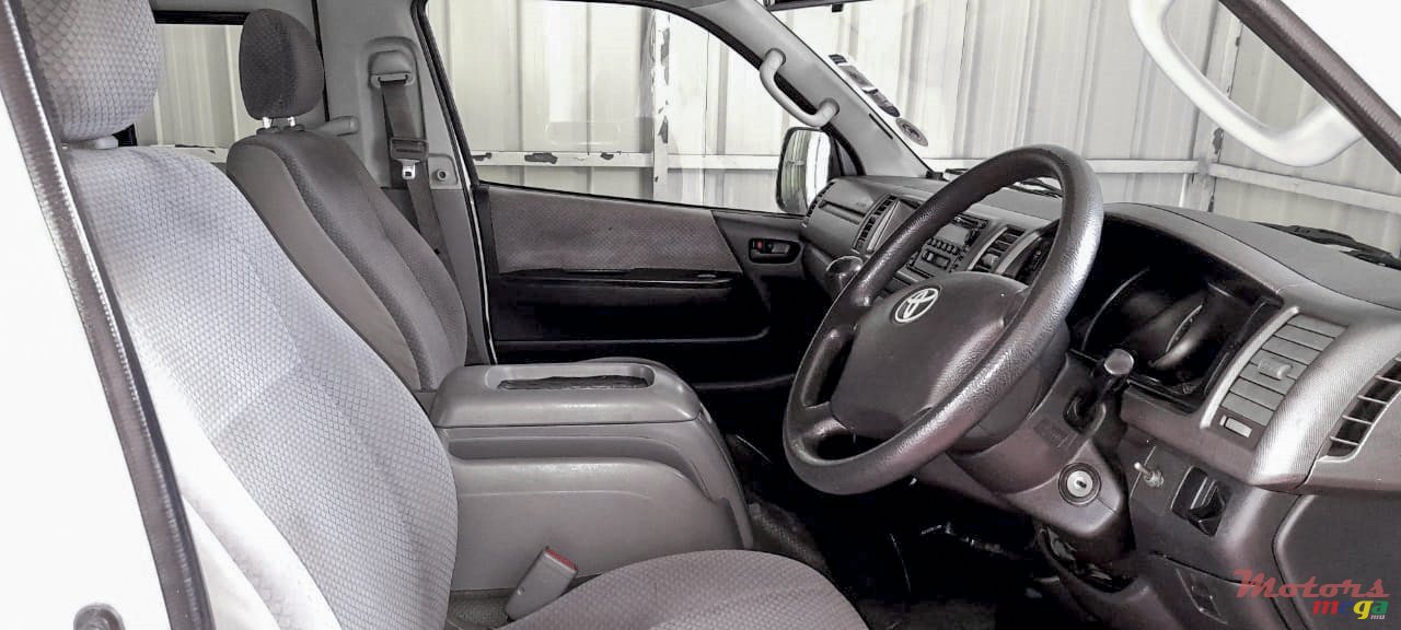 2009' Toyota HiAce photo #6