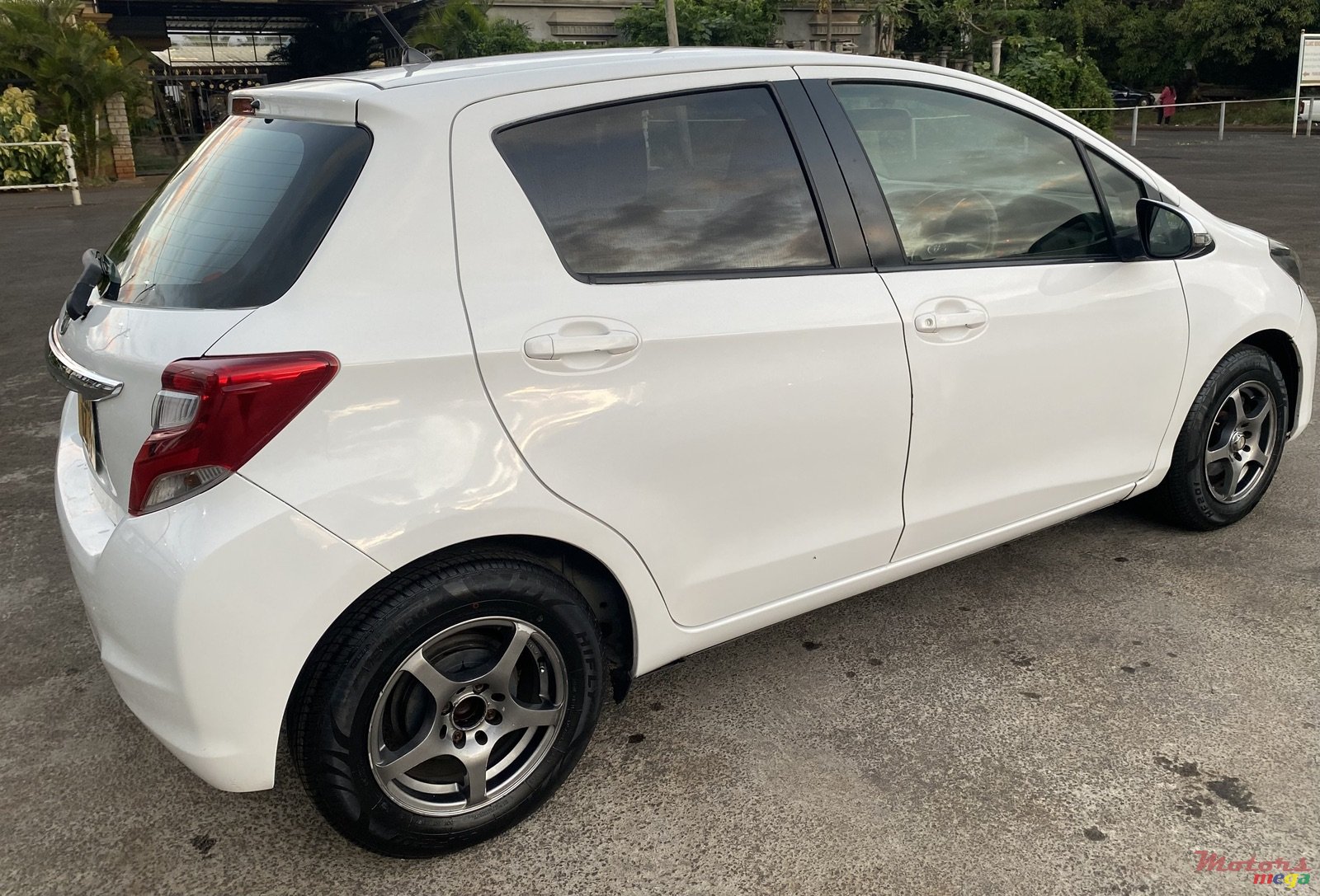 2014' Toyota Vitz 990cc photo #5