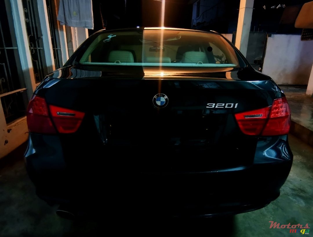 2010' BMW 3 Series 320i photo #1