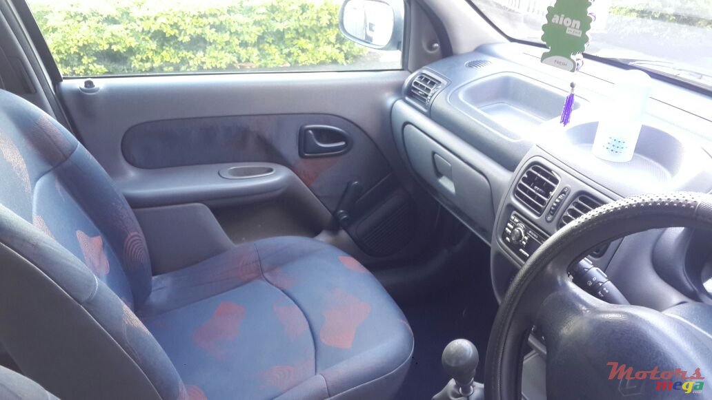 2001' Renault Clio photo #4