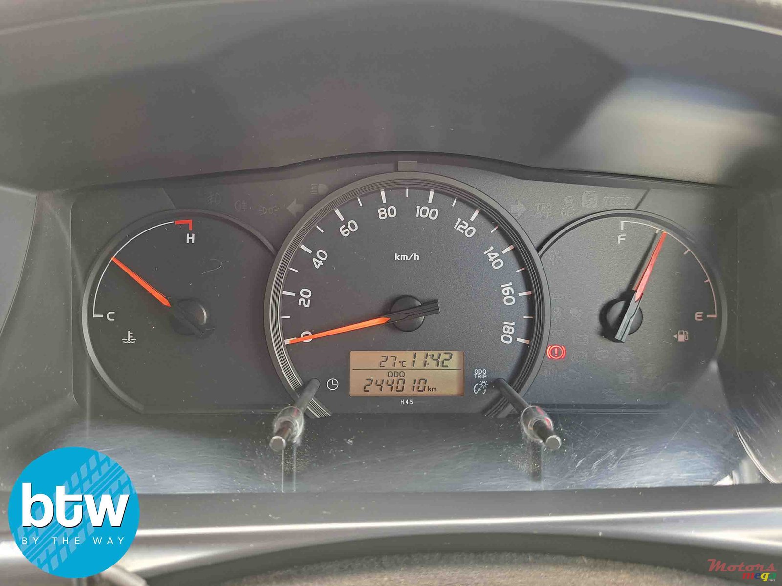 2017' Toyota HiAce photo #5