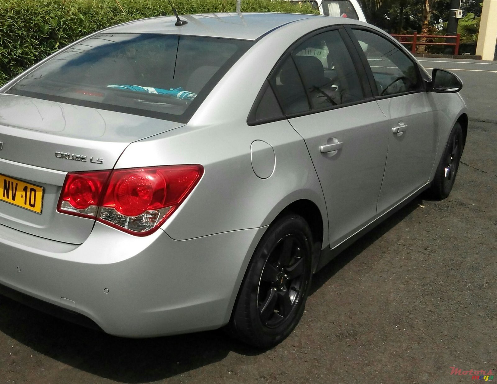 2010' Chevrolet Cruze photo #2