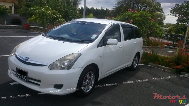 2006' Toyota Wish photo #2