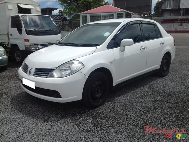 2005' Nissan Tiida photo #2