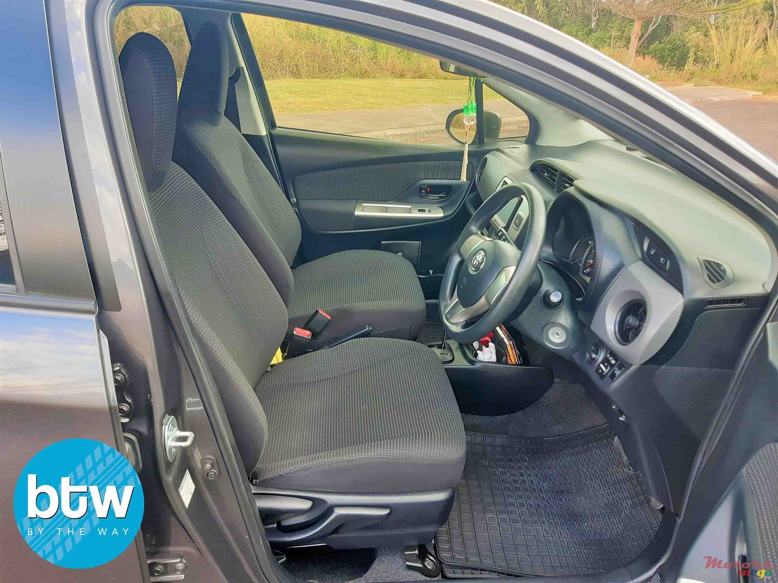 2016' Toyota Vitz photo #5