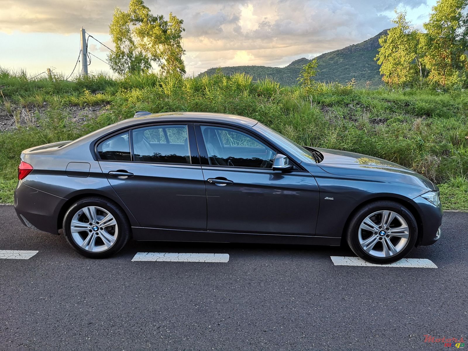 2015' BMW 318 photo #2