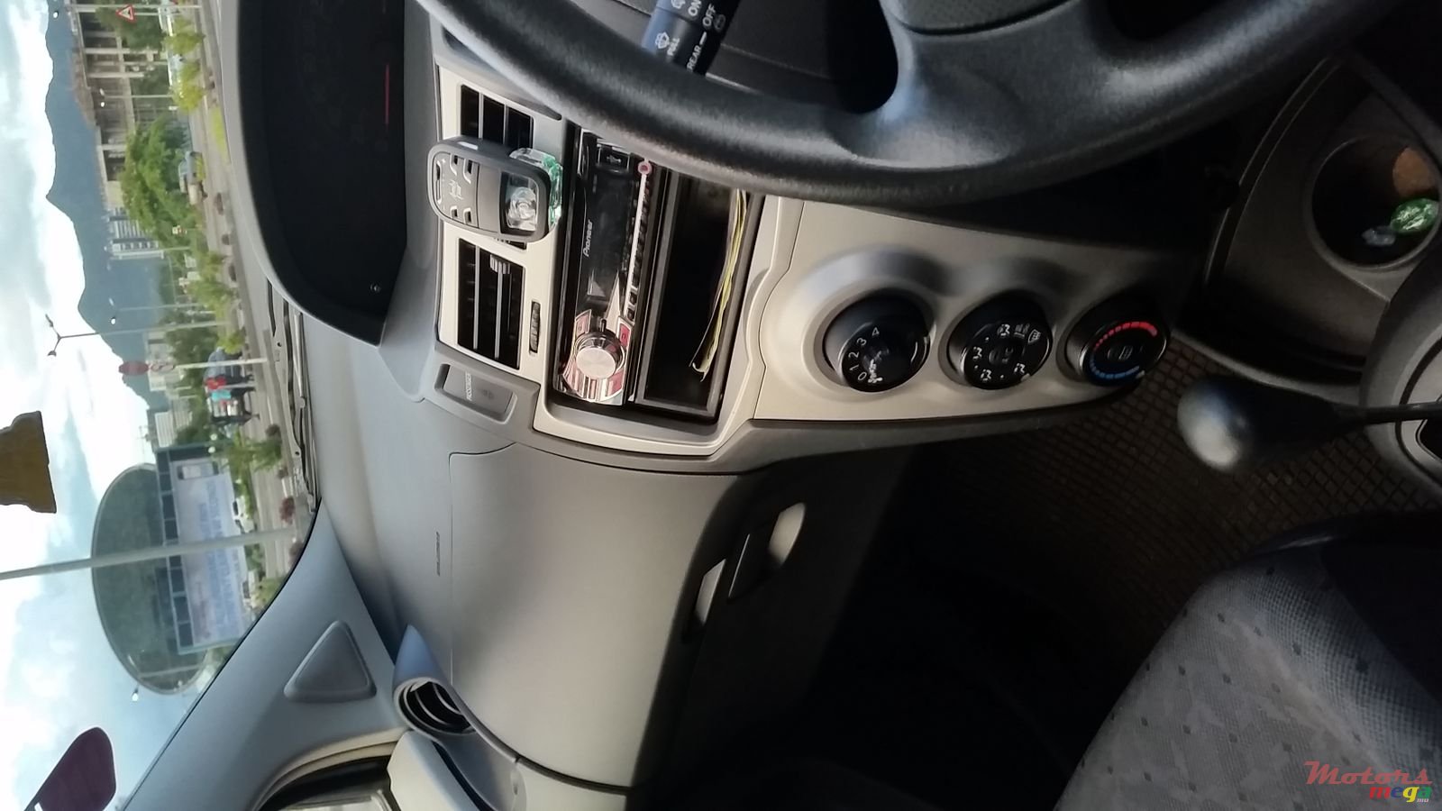 2008' Toyota Vitz photo #2