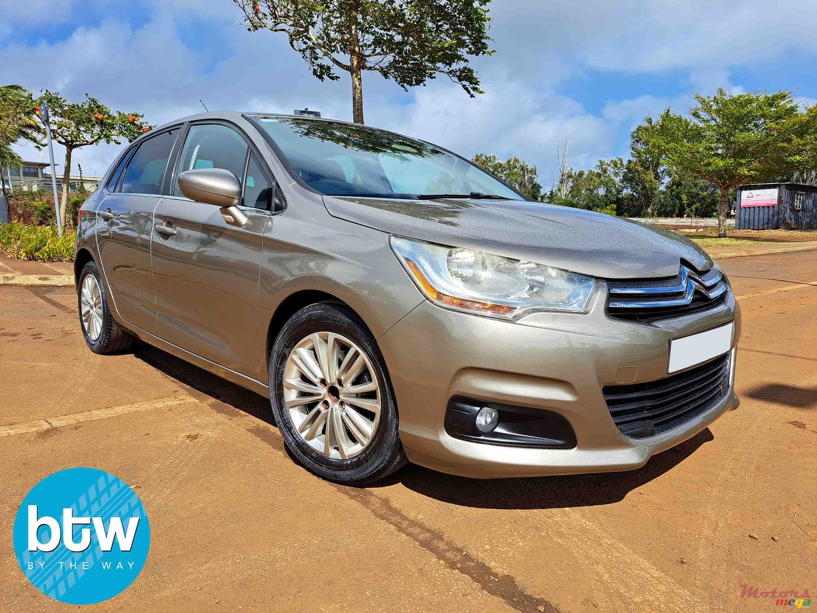 2011' Citroen C4 photo #1