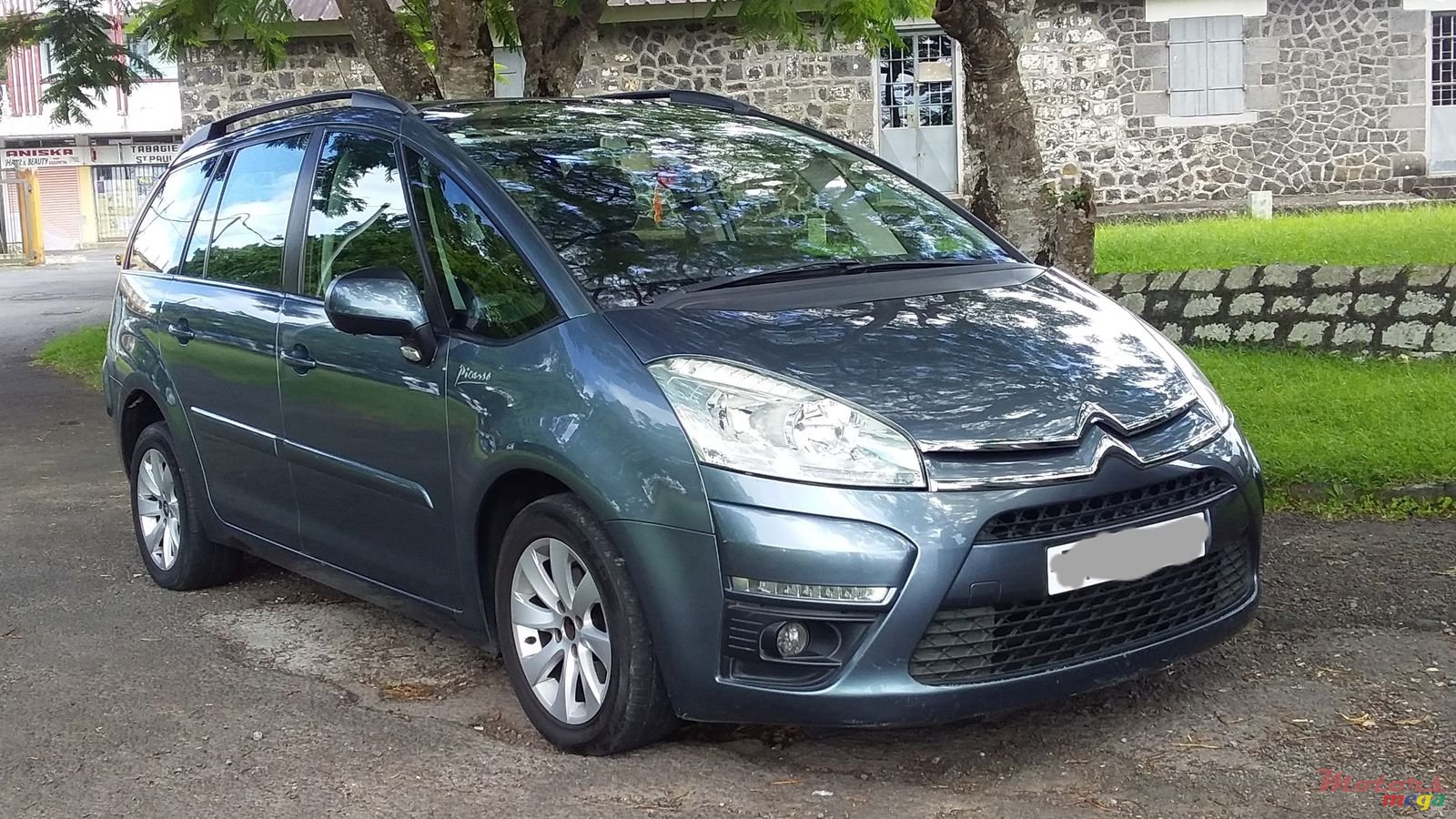 2011' Citroen C4 Picasso photo #1