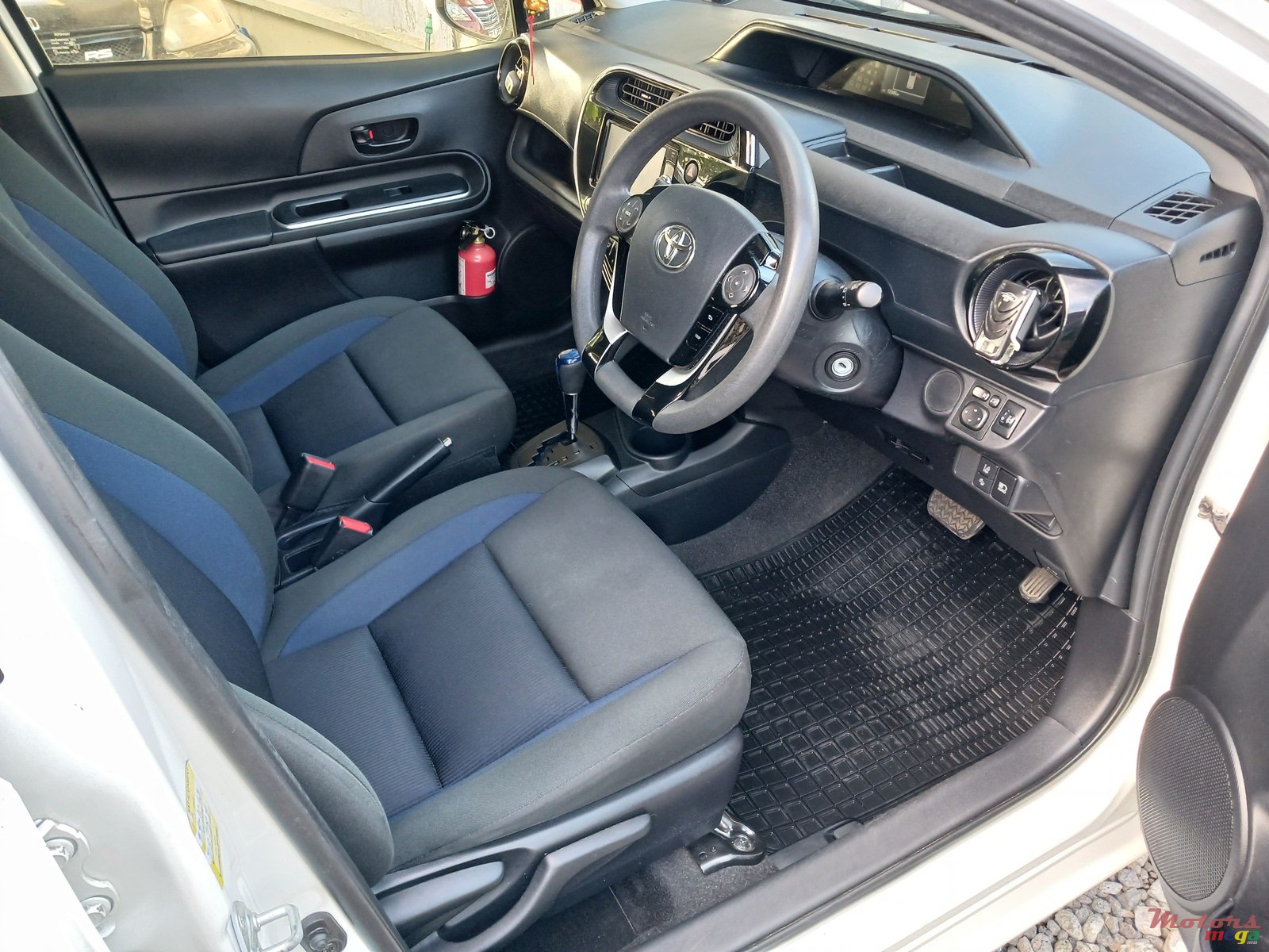 2017' Toyota Aqua New Shape photo #4