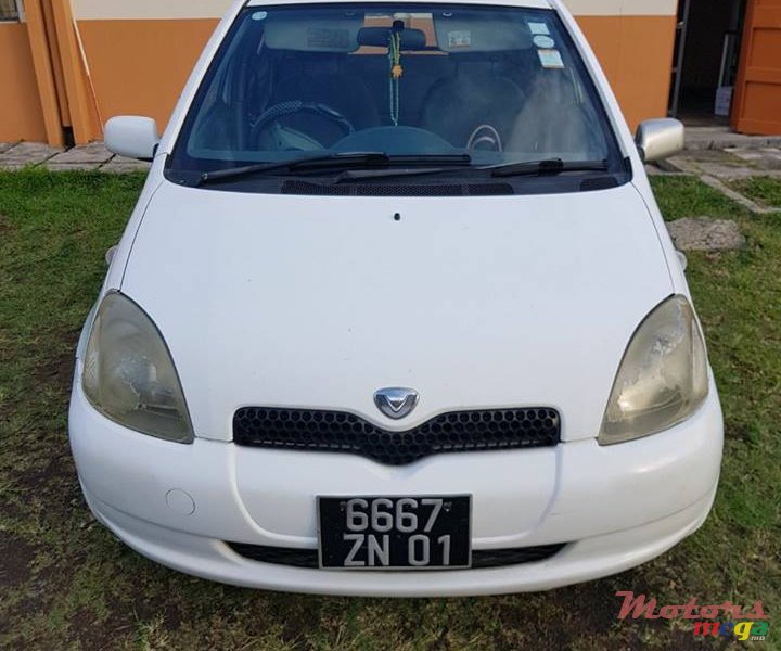 2001' Toyota Vitz photo #1