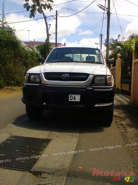 2004' Toyota Hilux 4x4 photo #3