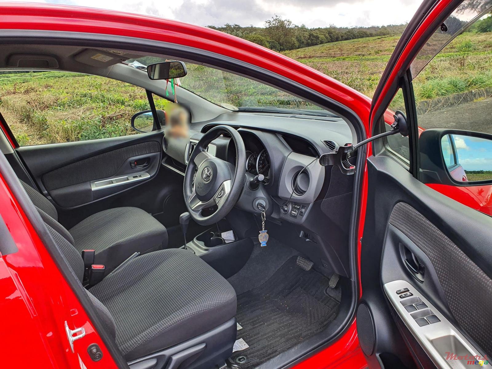 2014' Toyota Vitz photo #3