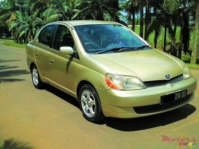 2001' Toyota Platz photo #1