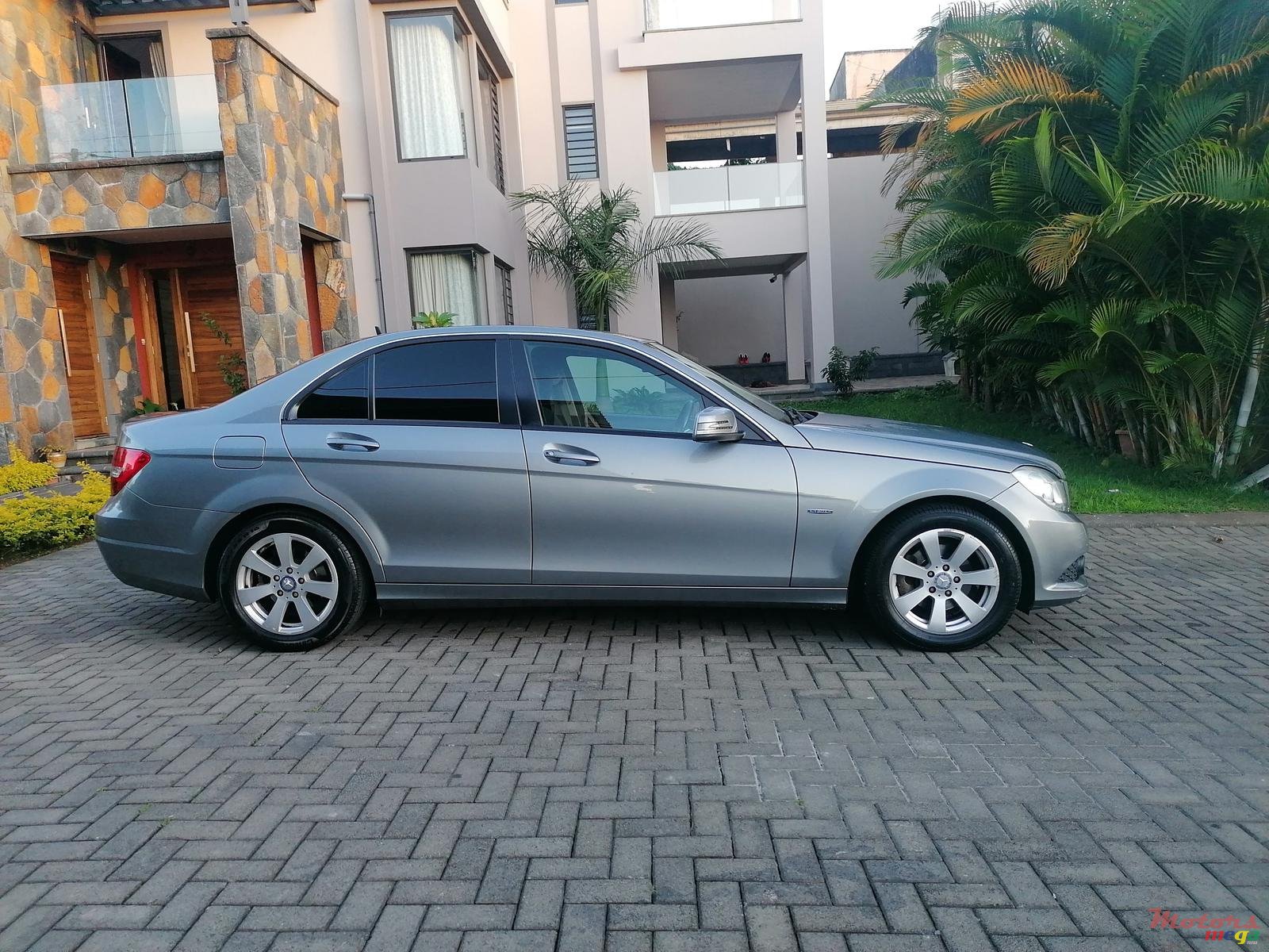 2011' Mercedes-Benz C-Class photo #2