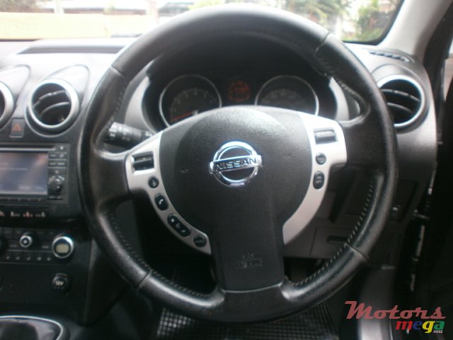 2009' Nissan Qashqai+2 photo #2