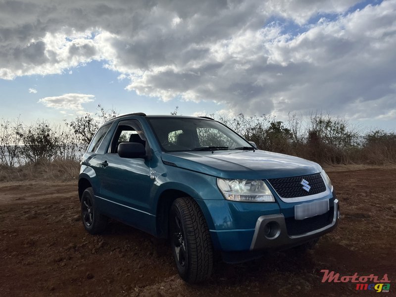 2009' Suzuki Grand Vitara 3-door AWD photo #2