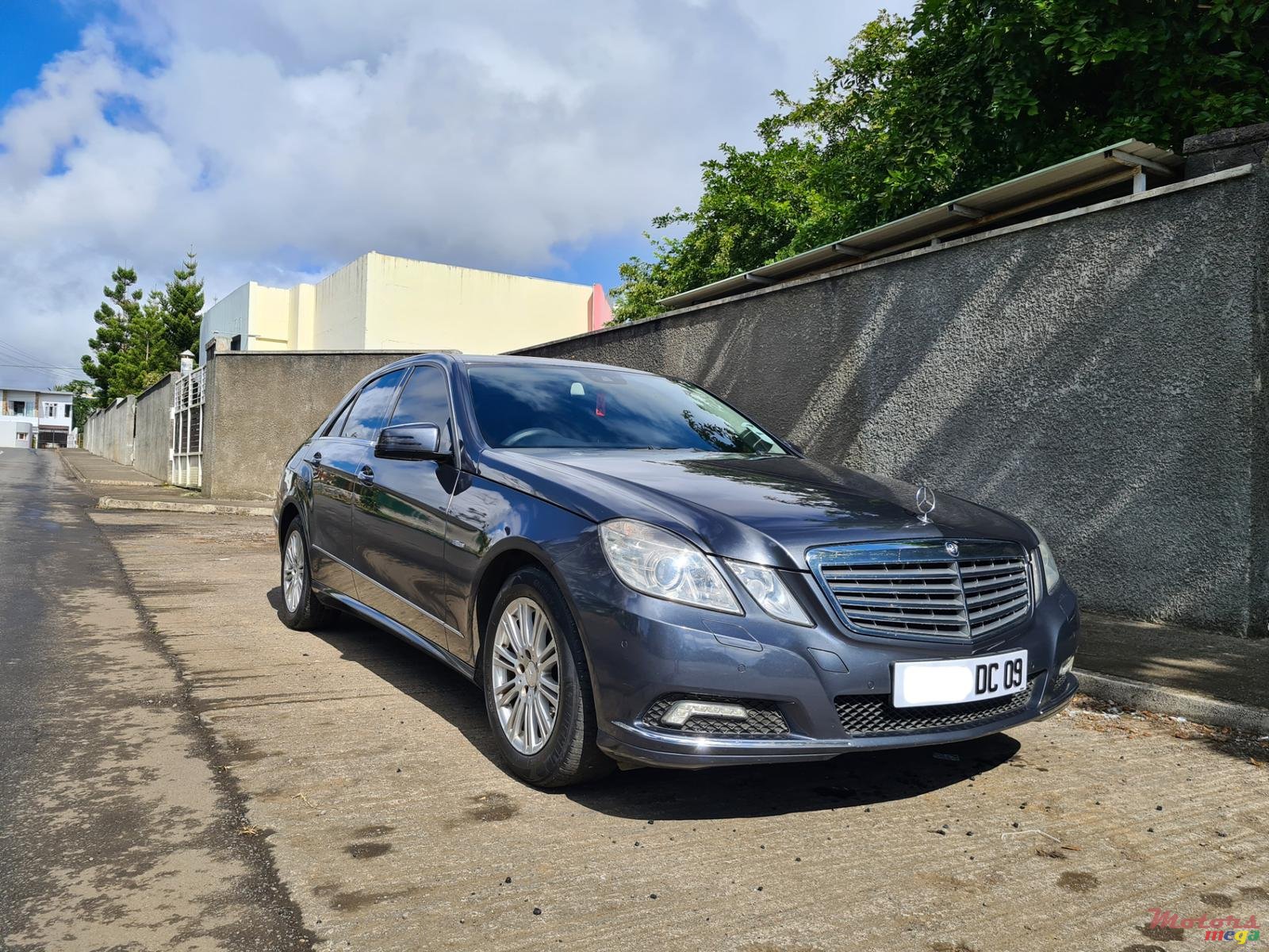 2009' Mercedes-Benz E250 automatic photo #1