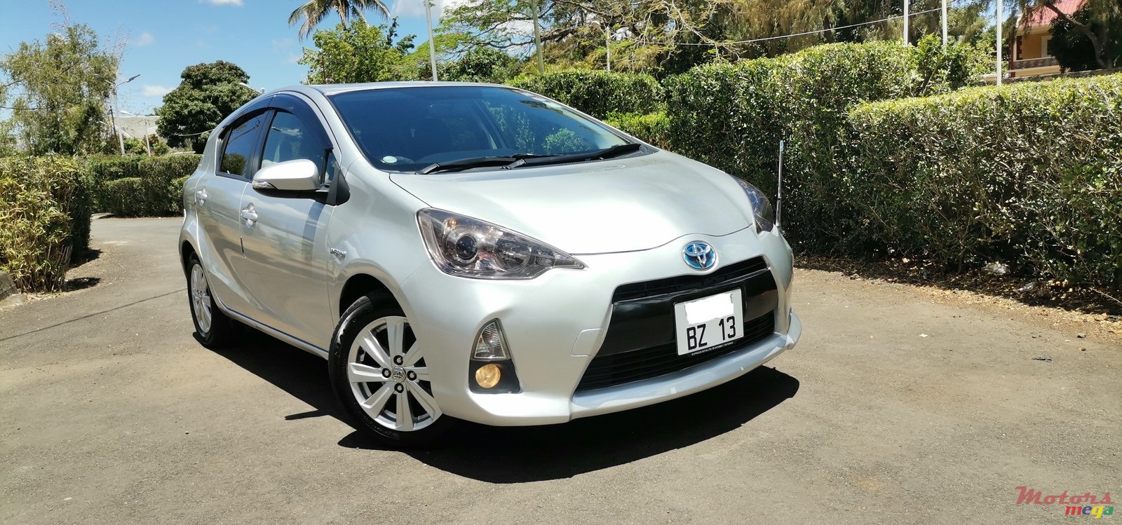 2013' Toyota Aqua photo #2