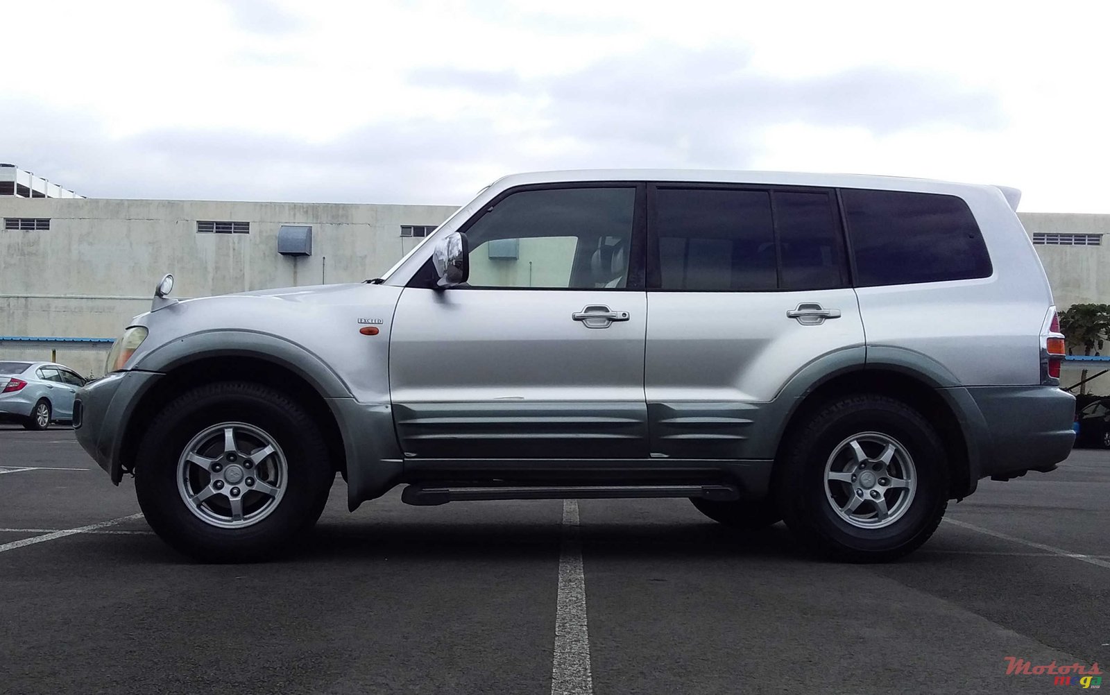 2001' Mitsubishi Pajero photo #2