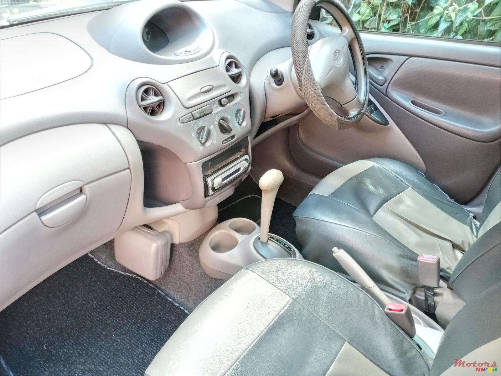 2001' Toyota Corolla Platz photo #2