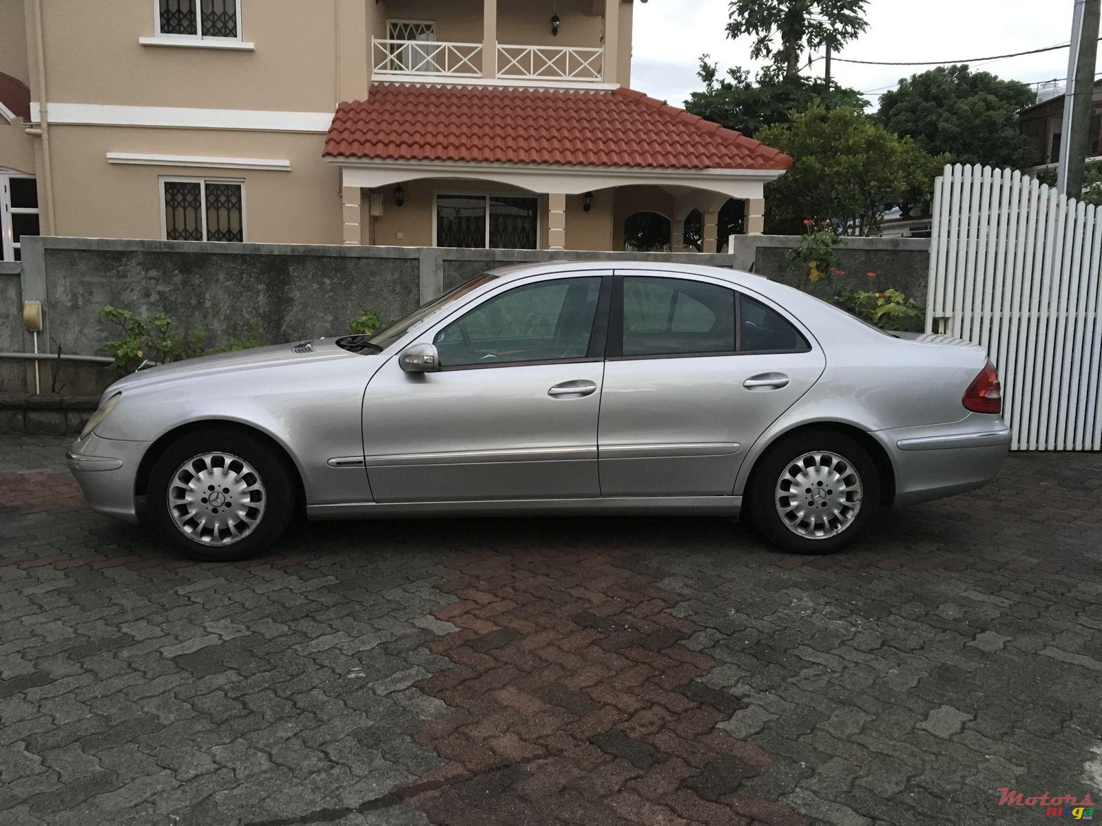 2004' Mercedes-Benz E-Class photo #1