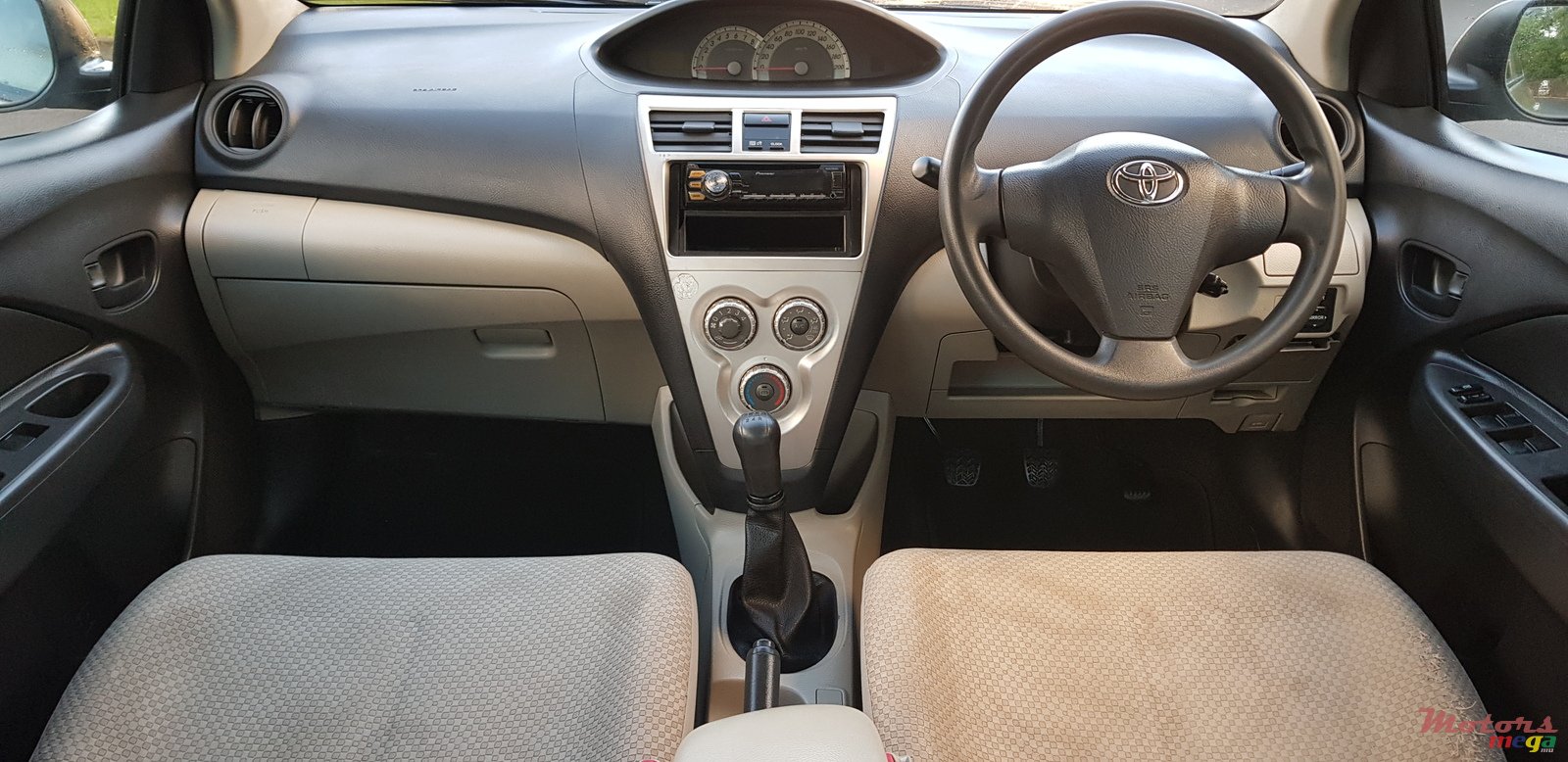 2007' Toyota Yaris Sedan photo #6