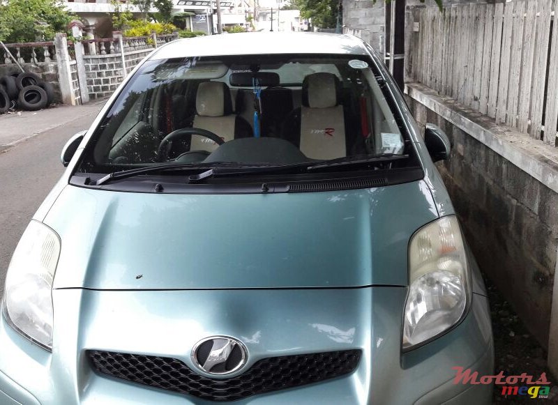 2009' Toyota Vitz photo #1