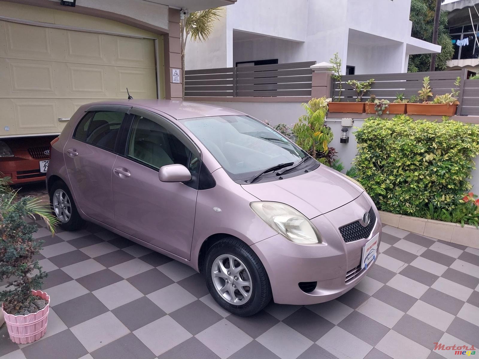 2006' Toyota Vitz photo #6