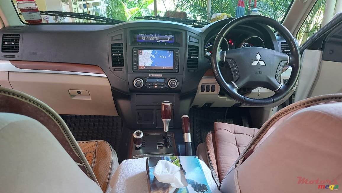 2007' Mitsubishi Pajero photo #3