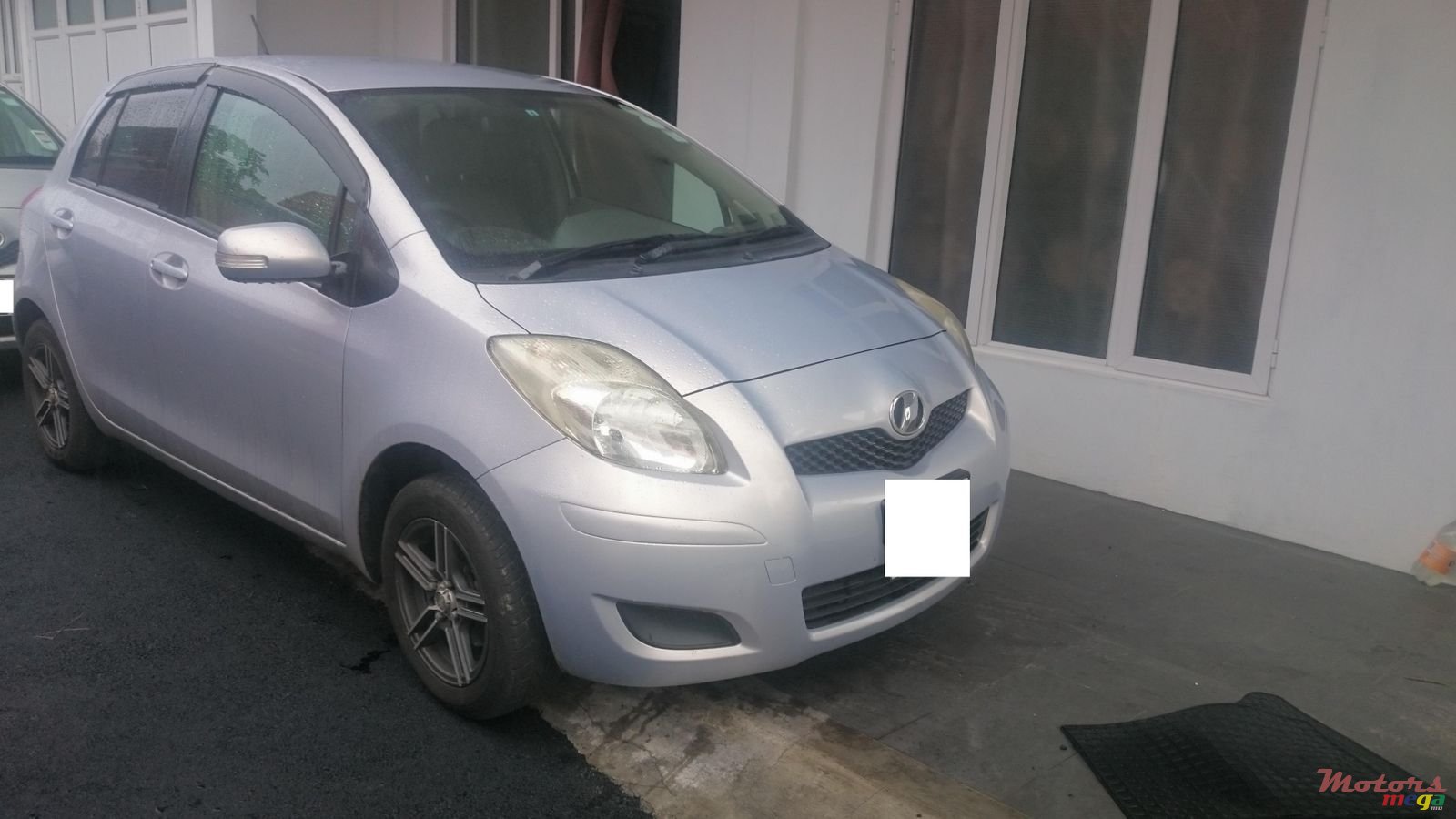 2009' Toyota Vitz photo #2