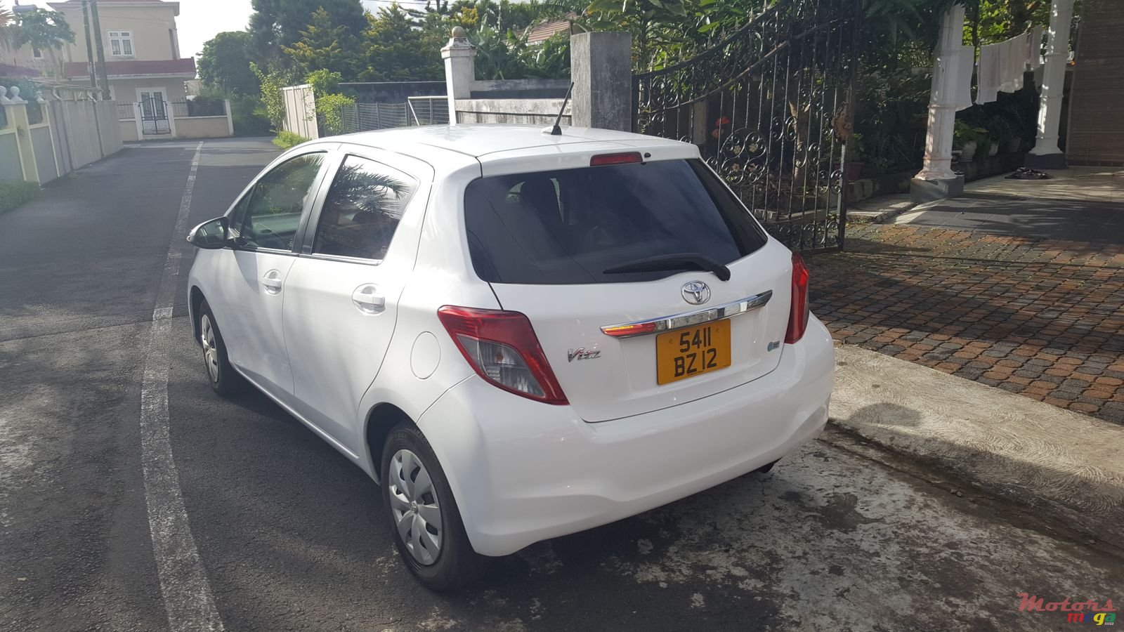 2012' Toyota Vitz photo #2