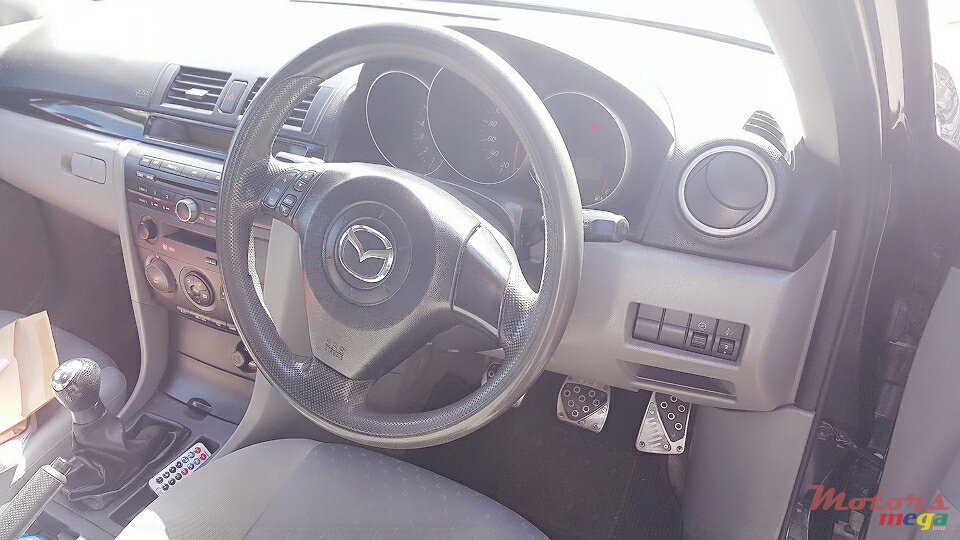 2004' Mazda Axela photo #4