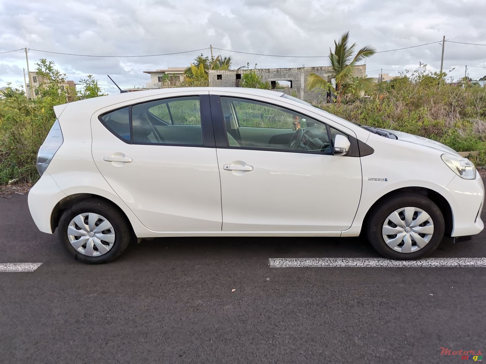 2013' Toyota Aqua photo #2