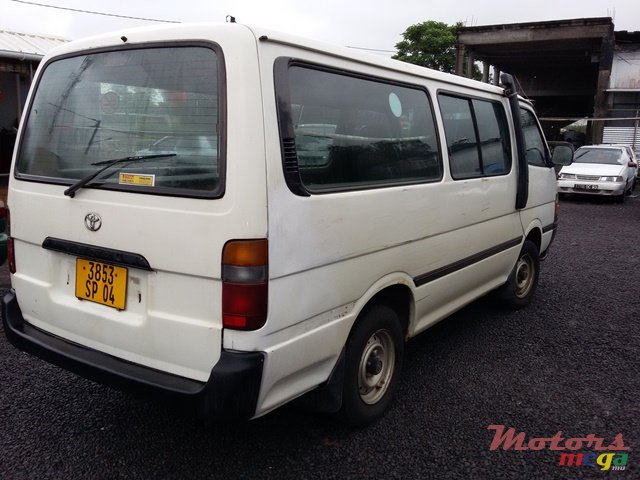 2004' Toyota HiAce photo #2